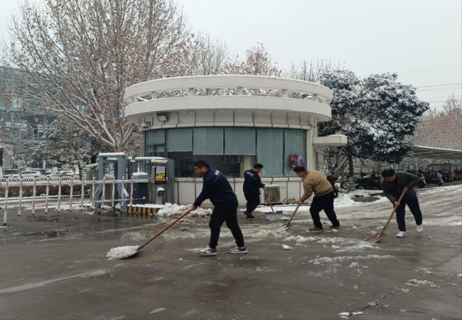 掃雪除冰我先行，冰雪更映黨旗紅